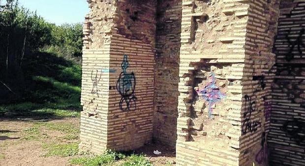 Parco della Caffarella, assalto dei vandali: imbrattata con lo spray la Cisterna-Ninfeo