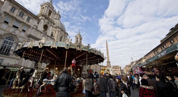 Roma, piazza Navona si prepara a ospitare la Befana: via agli stand. Ma scatta la conta tra gli operatori