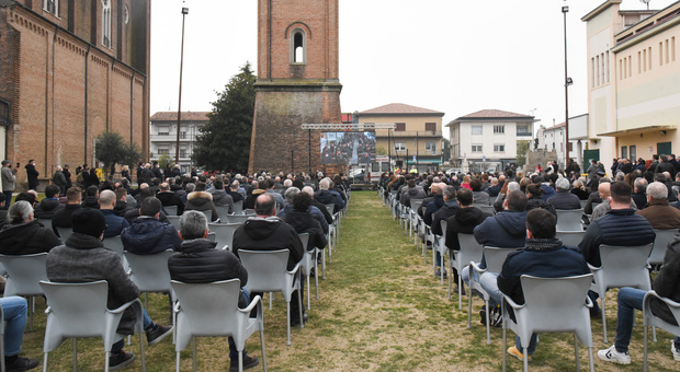 Funerali di Antonio Carraro. All'esterno della chiesa il maxi schermo