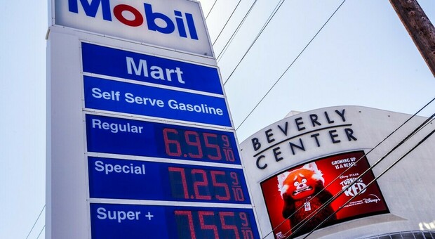 Usa, benzina alle stelle: 6 dollari al gallone, ennesima crisi per Biden