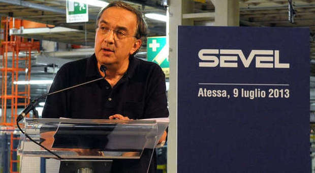 Sergio Marchionne parla agli operai nello stabilimento Sevel di Atessa