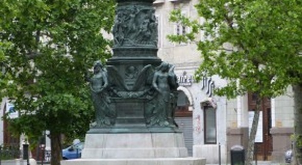 Doccia e bucato alla fontanella in piazza: 200 euro di multa