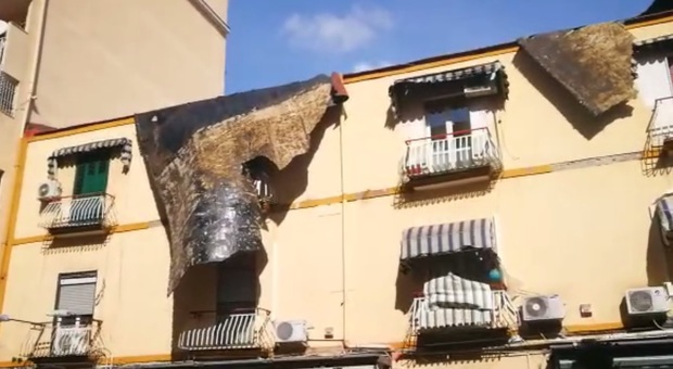 Pericolo a Fuorigrotta: si sradica la copertura di un palazzo in via Giacomo Leopardi