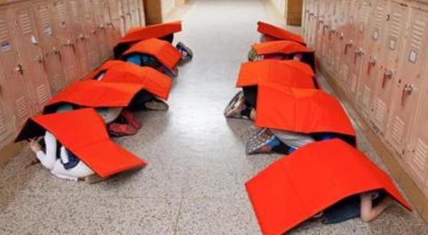 La coperta antiproiettile a scuola per proteggere i bimbi