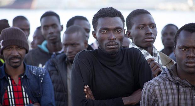 Migranti, i vescovi: "Accoglierli tutti e dare loro un futuro"