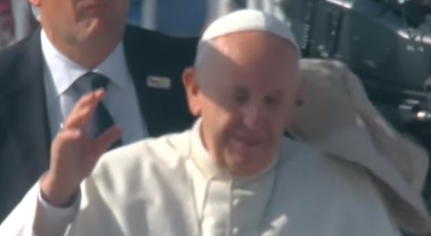 Papa Francesco in Cile colpito da un oggetto lanciato dalla folla: ecco cosa è successo