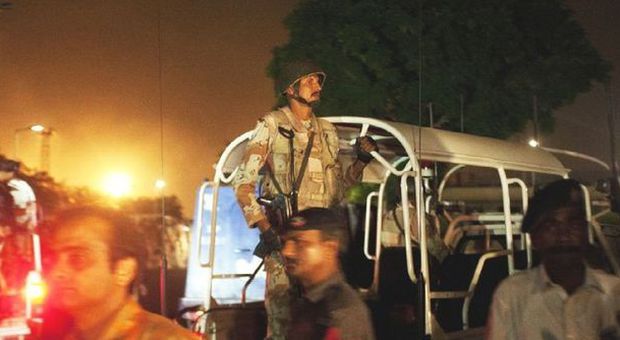 Pakistan, attacco kamikaze all'aeroporto di Karachi e scontri nella notte: 28 morti