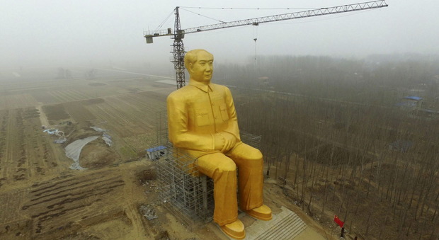 Mao fa ancora discutere. Una enorme statua dorata del Grande Timoniere, costruita a tempi di record, è già stata distrutta