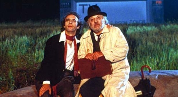 Roberto Benigni e Paolo Villaggio ne "La voce della luna" di Federico Fellini