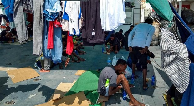Diciotti, migranti a bordo stremati: «Quando ci fanno scendere?»