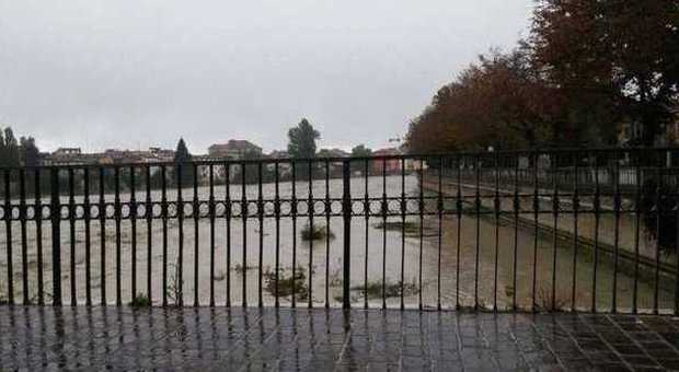 Alluvione, la giornata della paura di Parma. Telefoni in tilt e sfollati. Poi riaprono i ponti