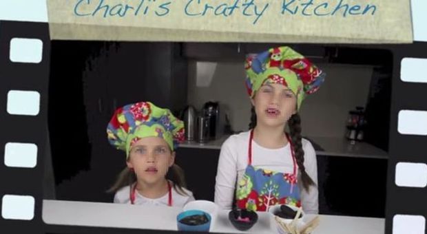 Le bambine che guadagnano 110 mila euro al mese cucinando torte su YouTube