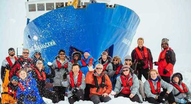 Speranza per la nave intrappolata nei ghiacci in Antartide: il pack si sta frantumando