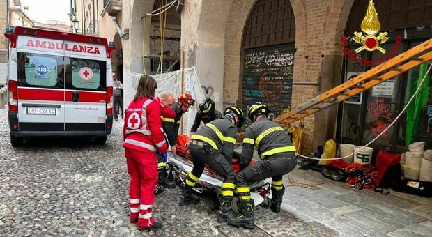 Padova, operaio ha un malore mentre lavora