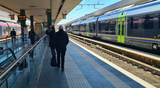 Tragedia sul treno Pescara-Sulmona, macchinista muore per un malore: bloccata la tratta fino a Roma