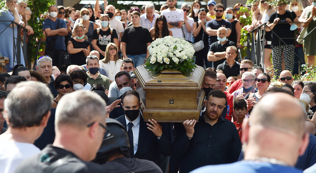 Incidente a Salerno, l'ultimo saluto a Gigi nella sua Torrione: «Addio anima bella»