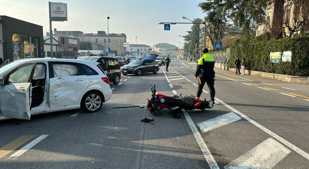 Treviso. Incidente in viale IV Novembre tra un'auto Mercedes e una moto: ferito il motociclista