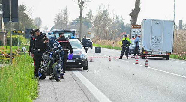 La moto della vittima, i rilievi dei carabinieri e sullo sfondo il furgone del 54enne veneziano dopo l'incidente costato la vita al pensionato trevigiano