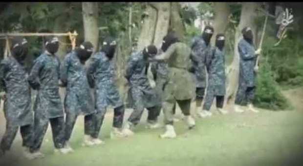 L'Isis addestra le reclute: calci nei genitali e salto della cavallina| Video