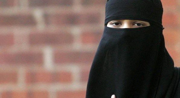 Stop a burqa, niqab e caschi negli uffici pubblici e ospedali