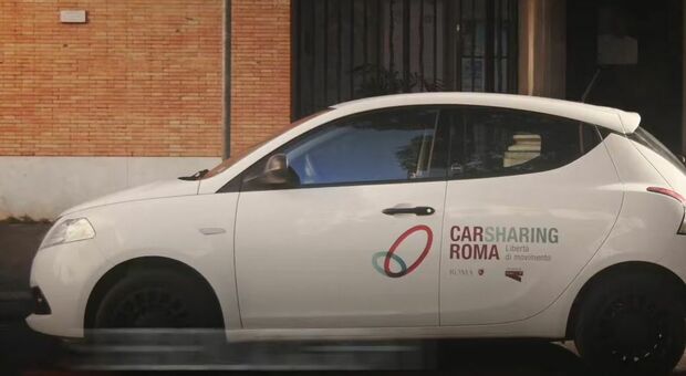 Roma, vandali in azione all'Eur: nel mirino auto del car sharing del Comune