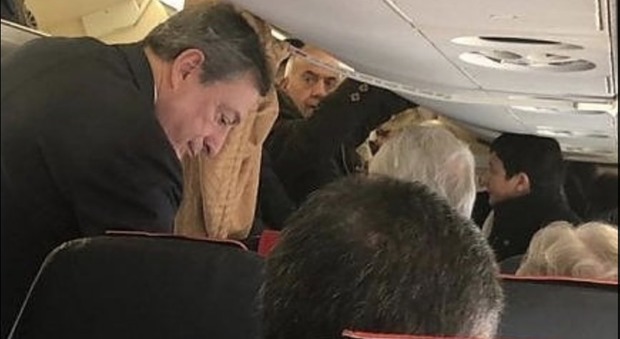 Mario Draghi vola in classe economy, la foto fa innamorare la rete: «Fieri di lui» (Twitter)