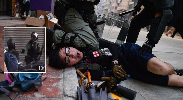 Hong Kong, spari al corteo: attivista colpito al torace dalla polizia