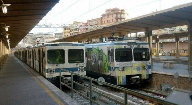 Pendolari furiosi, la Roma-Lido chiude tre stazioni. Mancano i convogli, disagi fino alla prossima primavera