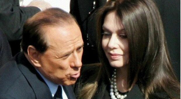 Berlusconi, Veronica Lario e l'abbraccio (virtuale) a Silvio: «Sta male, soffre e ce la mette tutta»