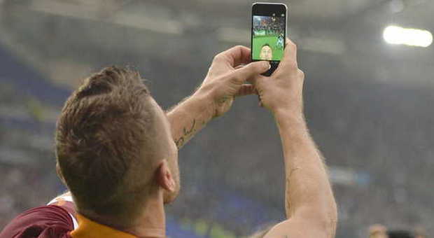Il selfie di Totti fa il giro del mondo. I giornali celebrano l'esultanza del capitano giallorosso