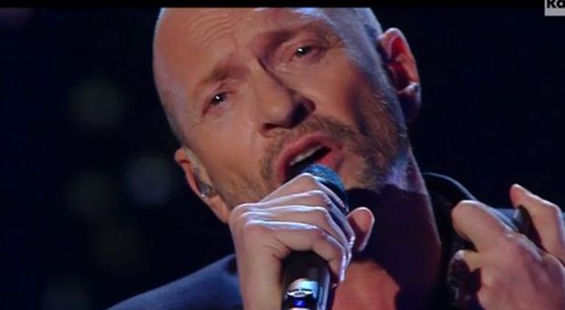 Sanremo, l'omaggio a Pino Daniele: Antonacci canta «Quando»