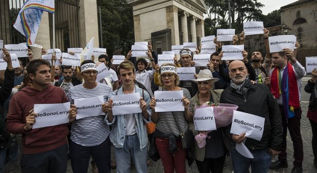 Roma, dopo le aggressioni omofobe la comunità gay in piazza: «Vogliamo una legge»