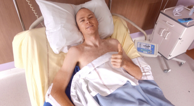Chris Froome saluta dalla terapia intensiva in Francia. Sei mesi di recupero per tornare in bici