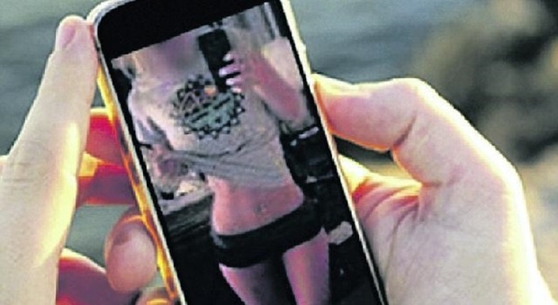 Foto erotiche di una tredicenne spedite con Whatsapp, quattro ragazzi sotto accusa