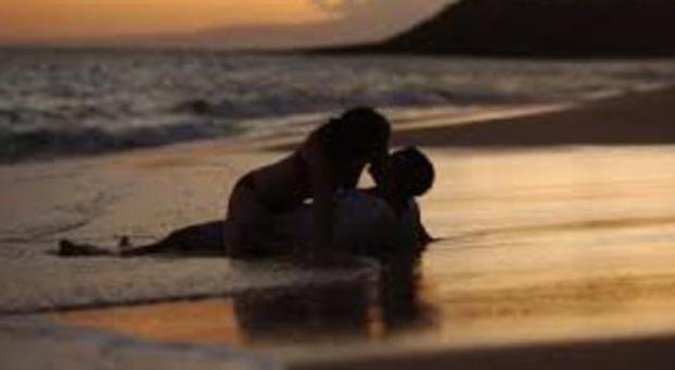 La Spezia, sedicenne fa sesso orale alla festa in spiaggia: gli amici diffondono il video con Whatsapp