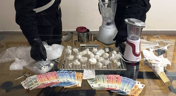 Barra, preso pusher di eroina e cocaina: in casa droga, soldi e frullatori