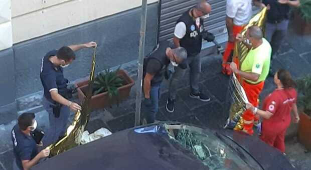 Suicidio a Napoli, mamma si lancia dal quarto piano sotto gli occhi della figlia 15enne