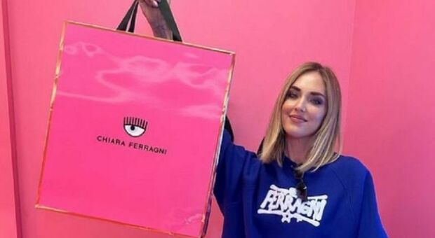 Chiara Ferragni, i vestiti del suo brand negli outlet a prezzi stracciati: fino al 60% in meno. Store di Roma a rischio chiusura