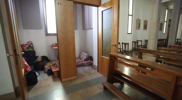 Il materasso e gli effetti personali del 66enne nel confessionale della chiesa di Santa Maria del Sile
