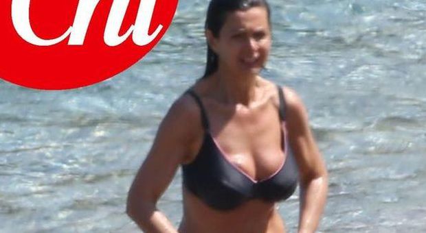 Laura Boldrini in bikini su una spiaggia greca