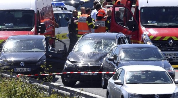 Terrore a Parigi, Bmw a tutta velocità sui soldati: «Sei militari feriti». Fermato un clandestino algerino dopo conflitto a fuoco in autostrada