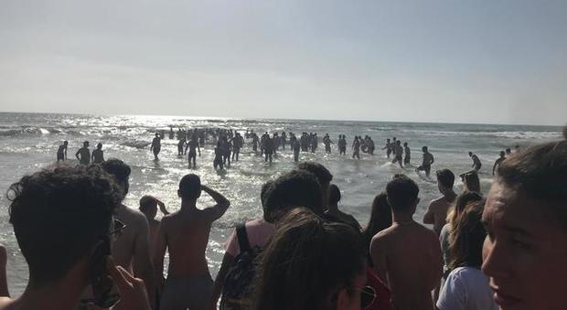 Paura sul litorale, corrente trascina al largo cinque persone: catena umana per salvarle