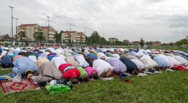 Gli islamici in preghiera a Catene
