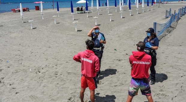 Bagnini e Polizia locale al lavoro sulle spiagge di Ostia