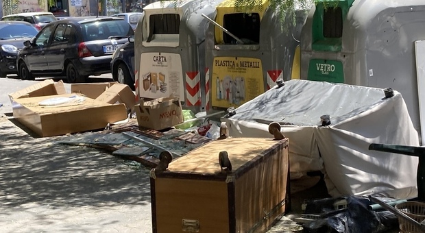 Napoli, strade sporche e rifiuti dimenticati