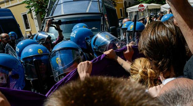 Roma, scontri studenti-polizia: il blitz non autorizzato, poi le cariche dei poliziotti. Fermato un minorenne