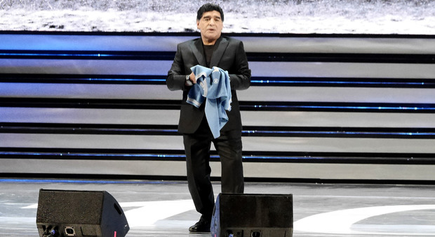 Maradona al San Carlo, show sul palco: «Napoli batterà la camorra»