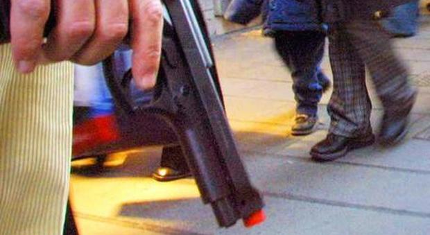 Pordenone, sparano sui passanti con la pistola a pallini: ferito un bimbo