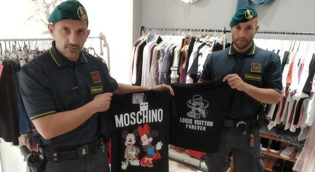 Sequestrati 1000 capi d'abbigliamento di alta moda: contraffatti on line dalla Cina