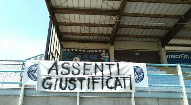 Lo striscione affisso allo stadio di Porto Tolle oggi dai tifosi del Delta